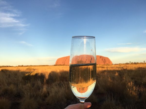 オーストラリア連邦・ウルル「ウルル登頂」の写真：1)シャンパンで逆さウルル
2)急勾配す...