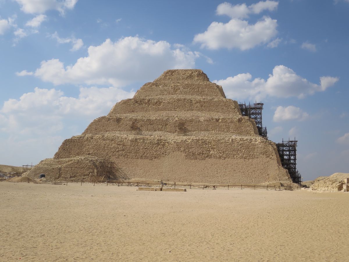 1)階段ピラミッド。左奥に3大ピラミッドと、屈折のピラミッドがうっすら見え...