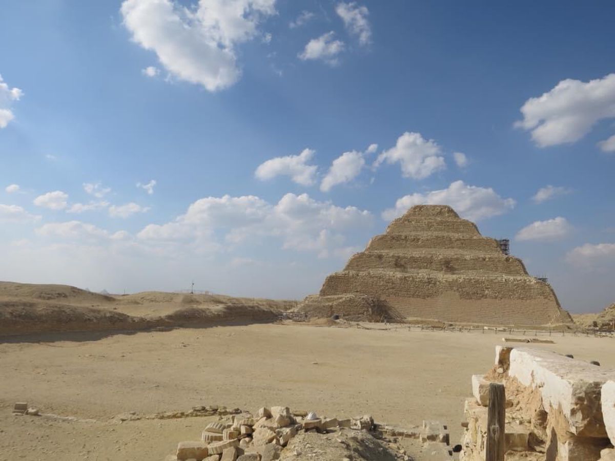 1)階段ピラミッド。左奥に3大ピラミッドと、屈折のピラミッドがうっすら見え...