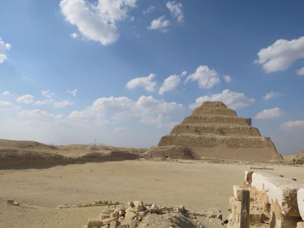 エジプト・カイロ「エジプトおひとりさま限定ツアー」の写真：1)階段ピラミッド。左奥に3大ピラミッド...