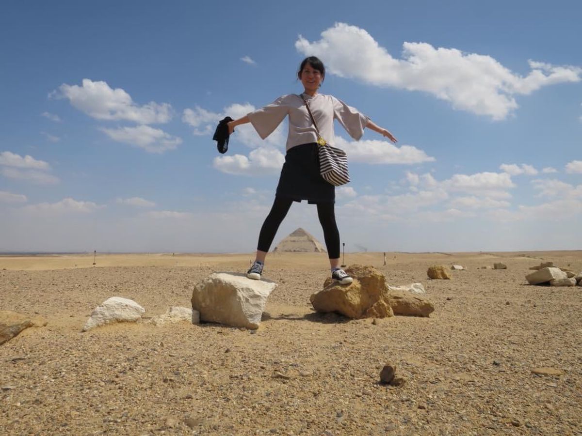 1)階段ピラミッド。左奥に3大ピラミッドと、屈折のピラミッドがうっすら見え...