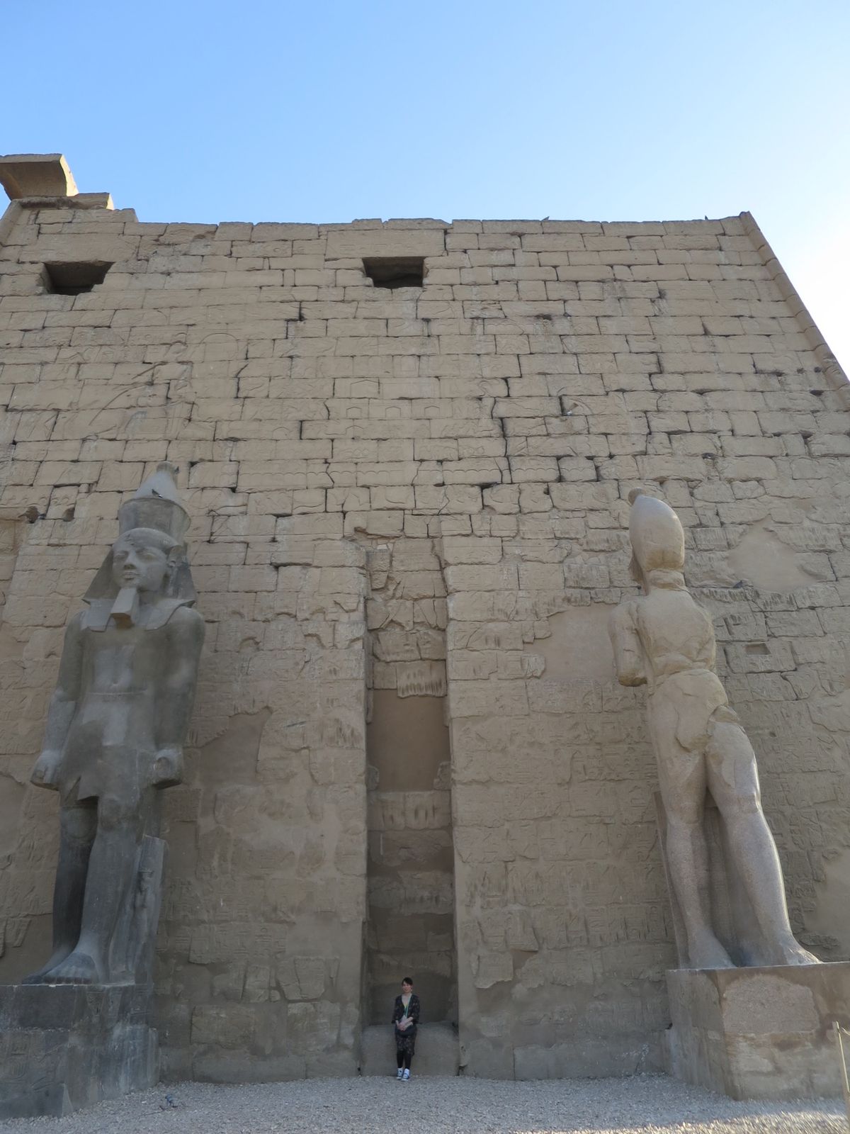 1)ルクソール神殿に続く道はとても広く、神聖な感じ。神のイメージでポーズし...