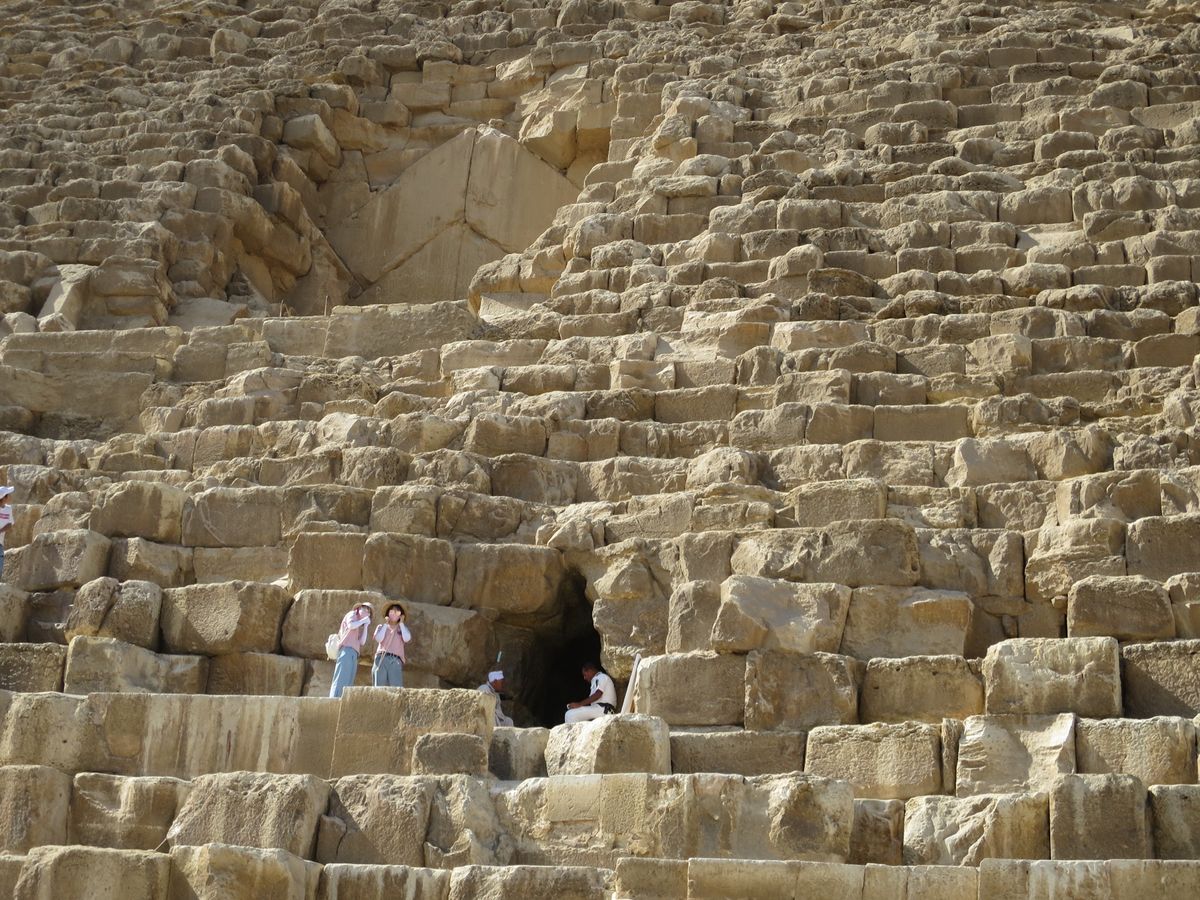 1)3つのピラミッドが一望できる場所
2)来ましたピラミッド！近くにラクダ...