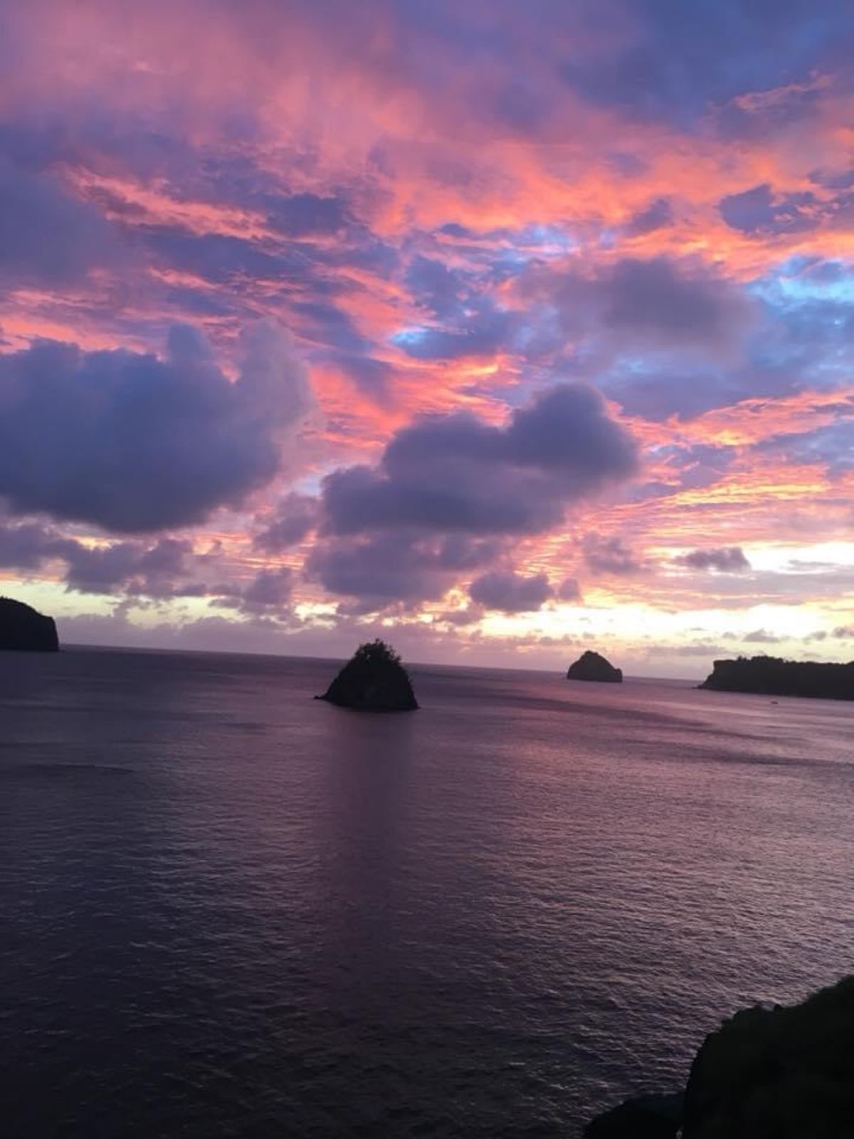 1)南島。本当はこの何日かは波が高くてどのツアーも行けてないけど、ダイビン...