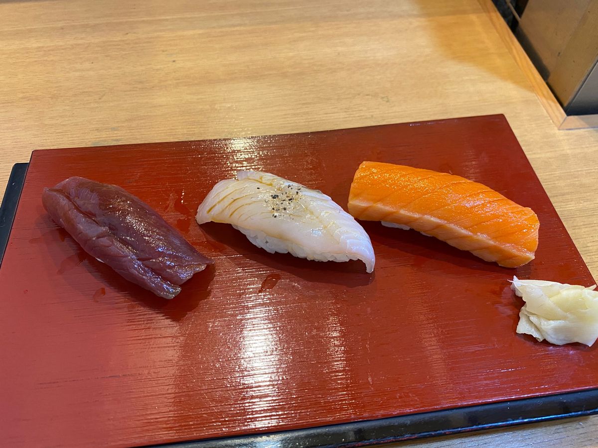 エキナカにある立ち食い寿司。