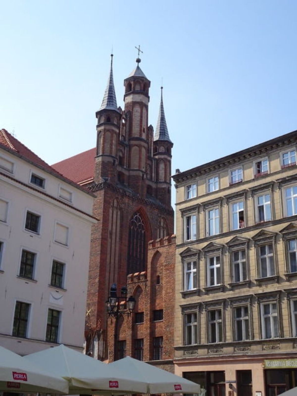 1枚目は聖母マリア教会のステンドグラス、2枚目は聖母マリア教会のゴシック風...