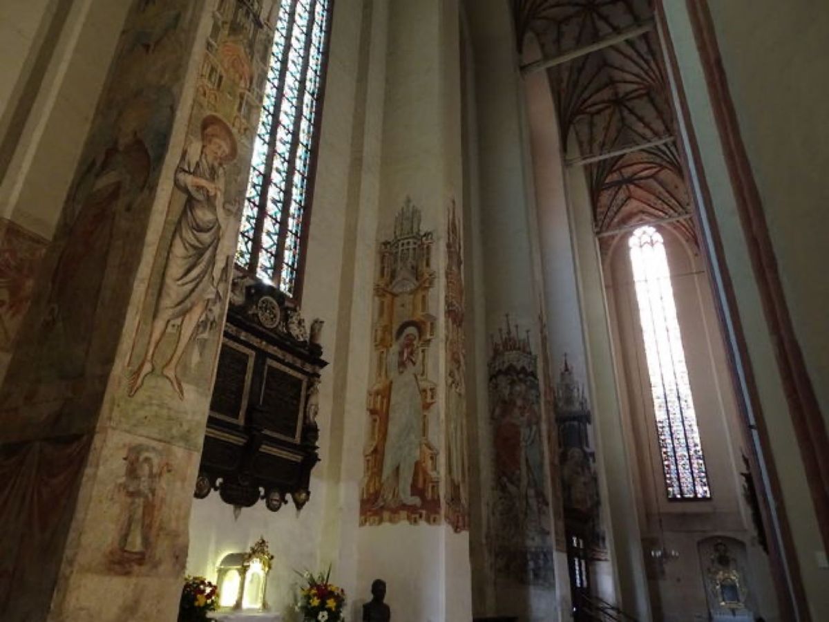 1枚目は聖母マリア教会のステンドグラス、2枚目は聖母マリア教会のゴシック風...