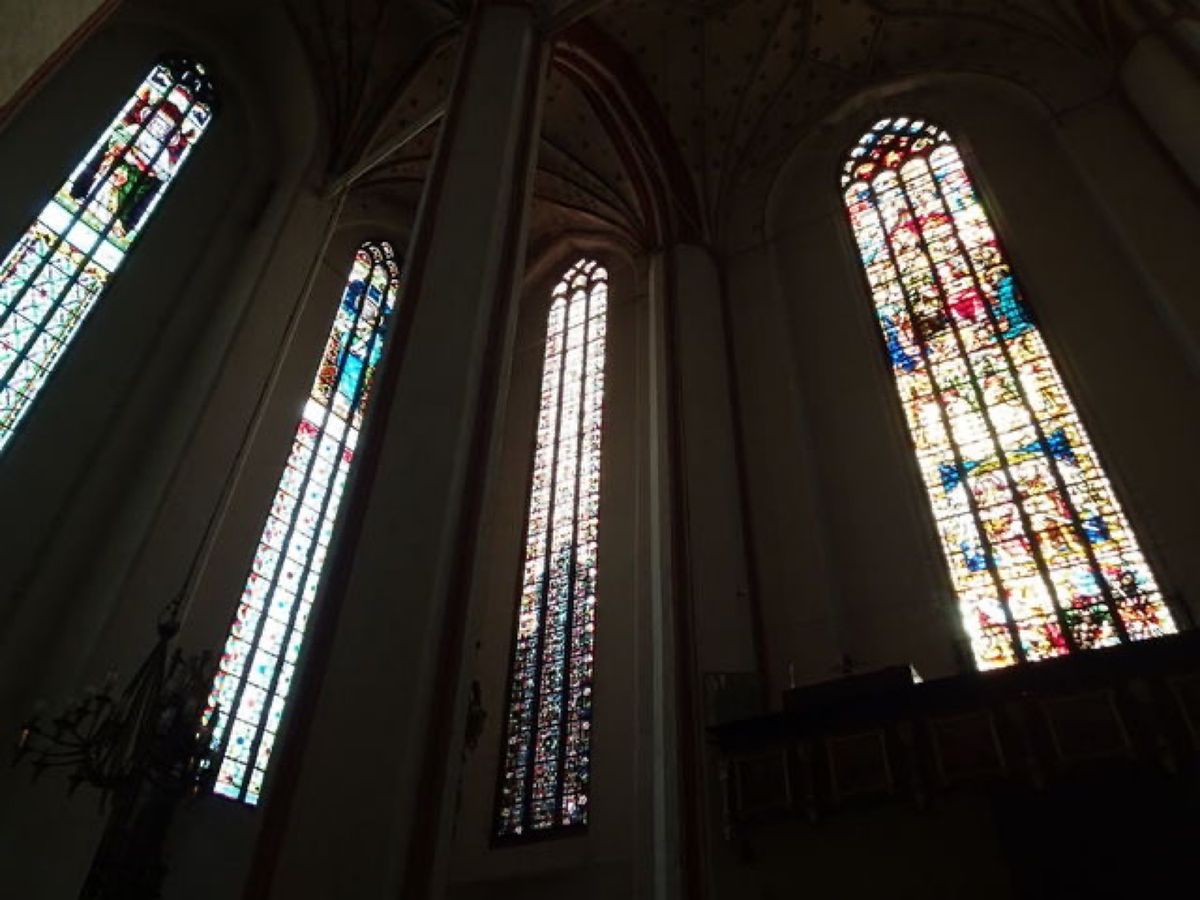 1枚目は聖母マリア教会のステンドグラス、2枚目は聖母マリア教会のゴシック風...