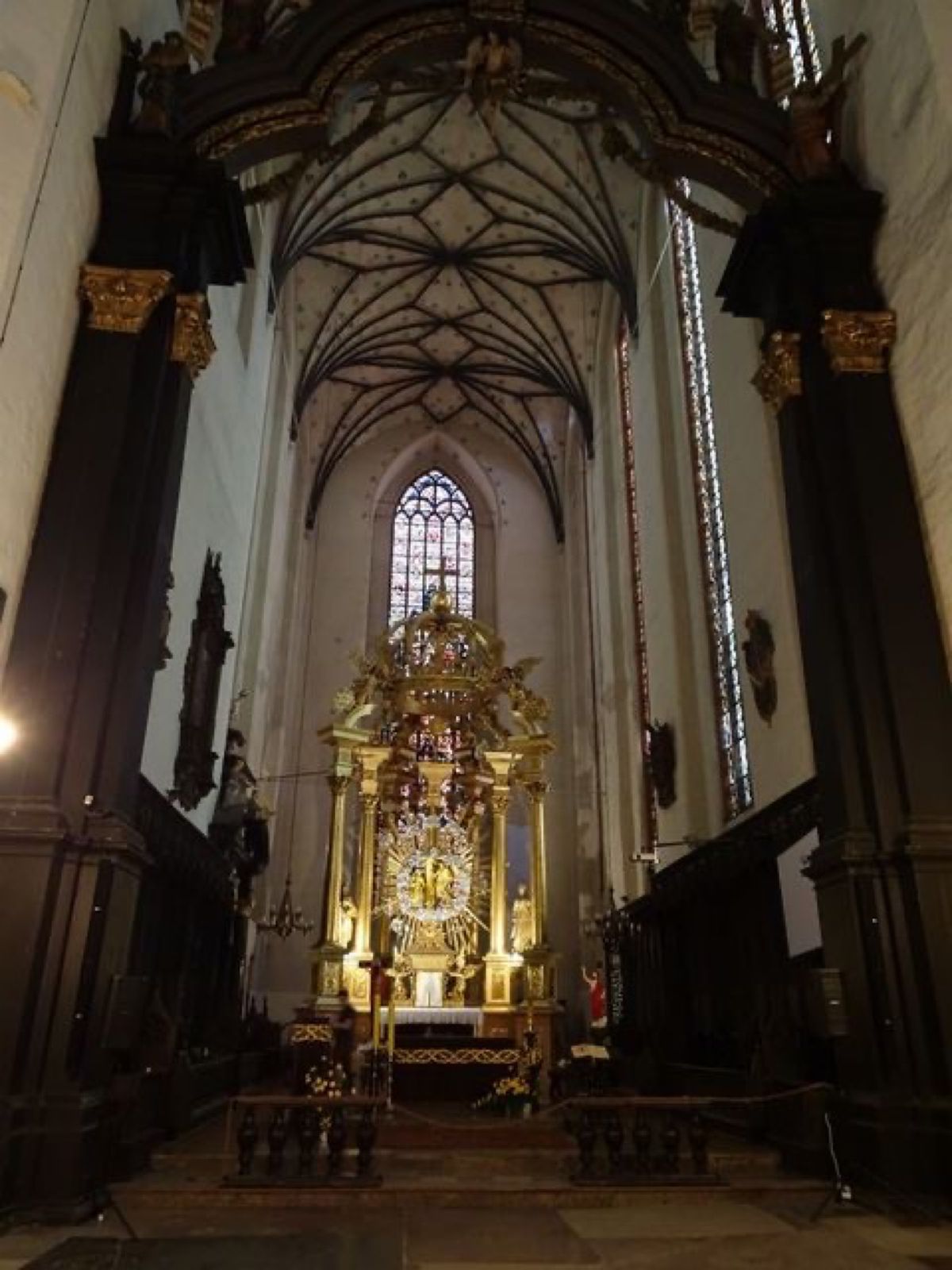 1枚目は聖母マリア教会のステンドグラス、2枚目は聖母マリア教会のゴシック風...