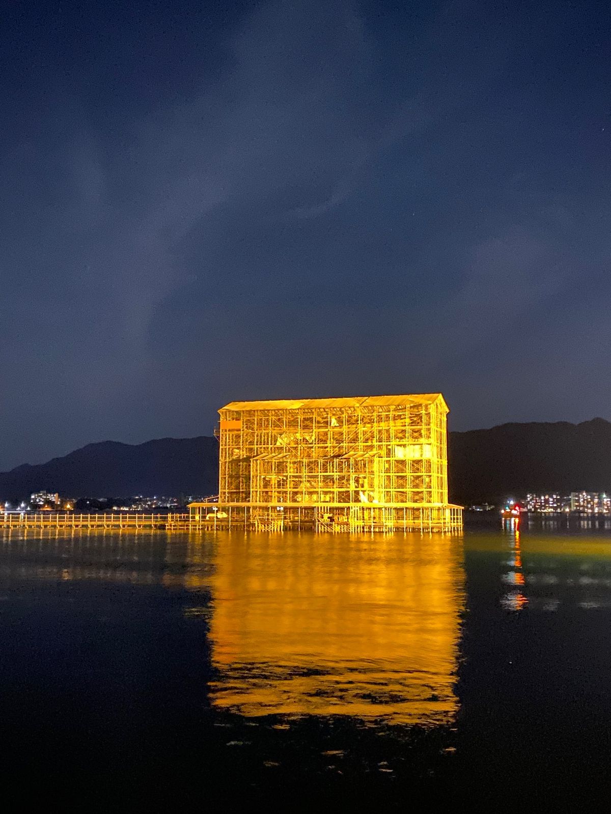 満潮時の厳島神社はなんとも神秘的。大鳥居は令和の大改修で幌を被ってたけど、...