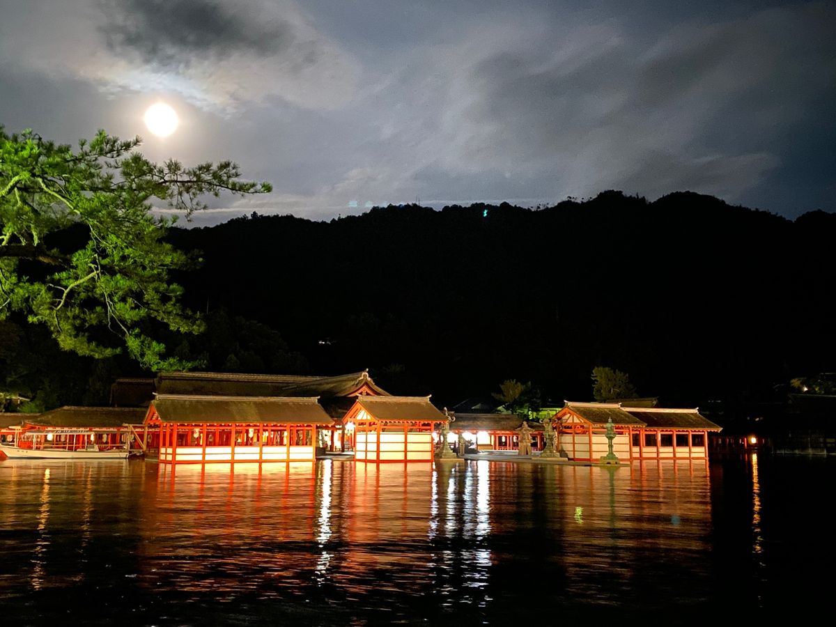 満潮時の厳島神社はなんとも神秘的。大鳥居は令和の大改修で幌を被ってたけど、...