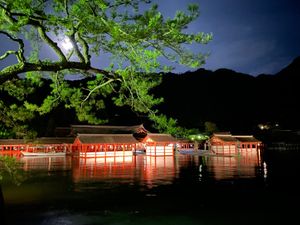 満潮時の厳島神社はなんとも神秘的。大鳥居は令和の大改修で幌を被ってたけど、...