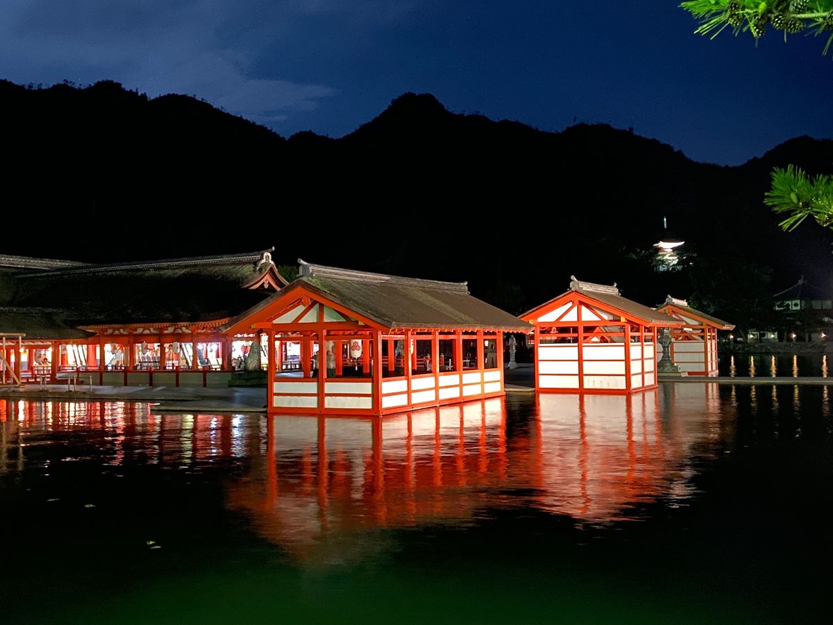 満潮時の厳島神社はなんとも神秘的。大鳥居は令和の大改修で幌を被ってたけど、...