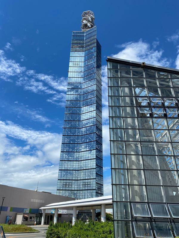 日本・岩手県「秋田一人旅！」の写真：道の駅あきた港のタワーと道の駅象潟から海...