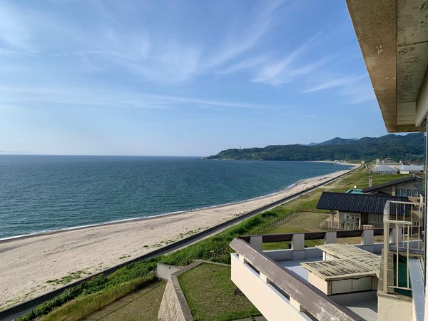 日本・新潟県「瀬波温泉(はまなす荘)」の写真：夕陽を眺めながらのビールは最高です♪