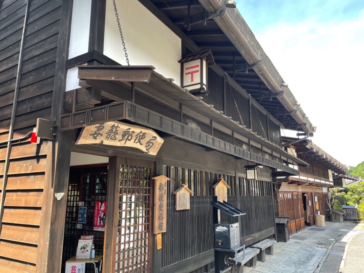 中山道の妻籠宿。昔の宿場町が保存されています。