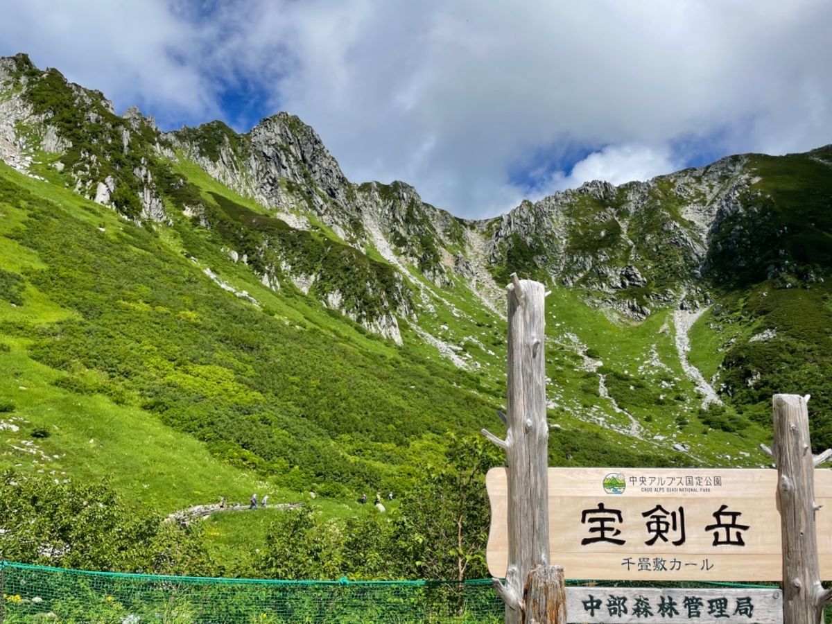 翌日は木曽駒ヶ岳の千畳敷カール。下界は猛暑日でしたが、ここは標高2,600...