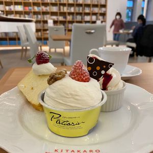 北菓楼本館は建物が重厚で素敵です
サロンのような空間で美味しいケーキをいた...