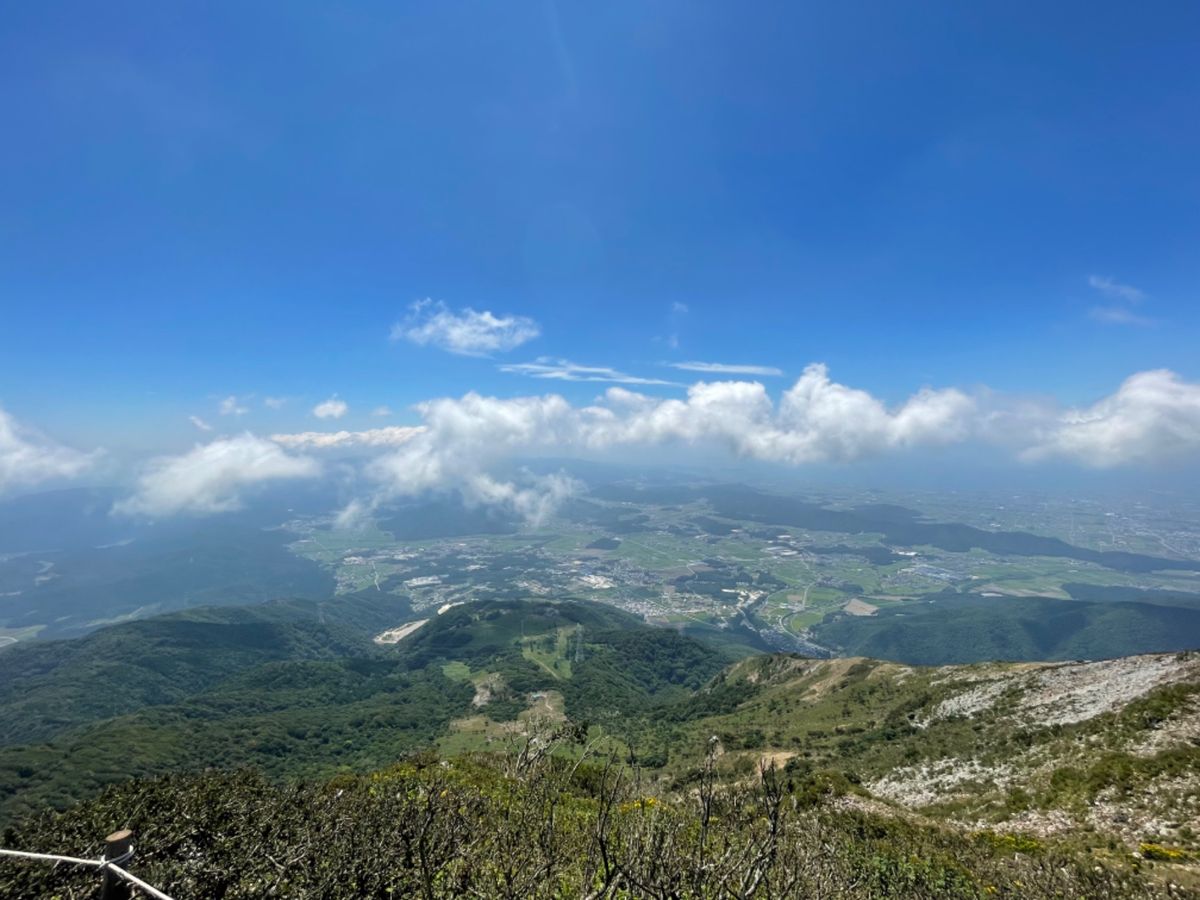 30分ほど歩いて標高1,377mの頂上に着きます。上からの眺めは素晴らしい。