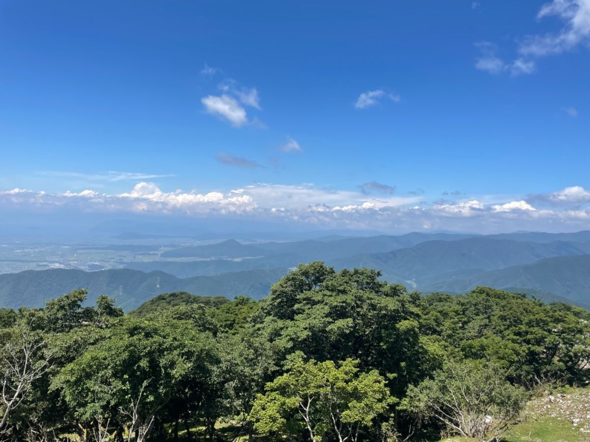 伊吹山ドライブウェイを使って９合目までドライブ。