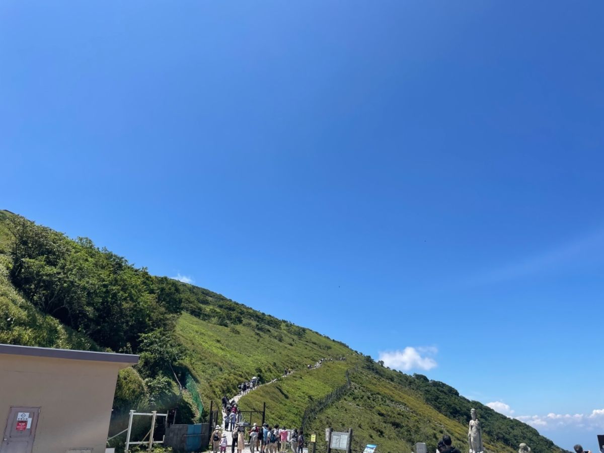 伊吹山ドライブウェイを使って９合目までドライブ。