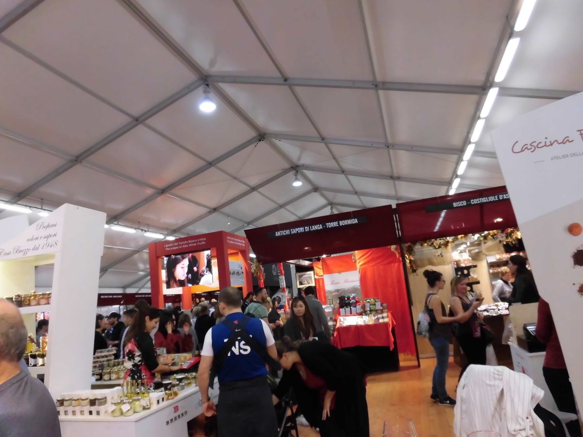 バルバレスコにも寄ってワイナリーでまた飲んだら次はアルバのトリュフ祭りです...