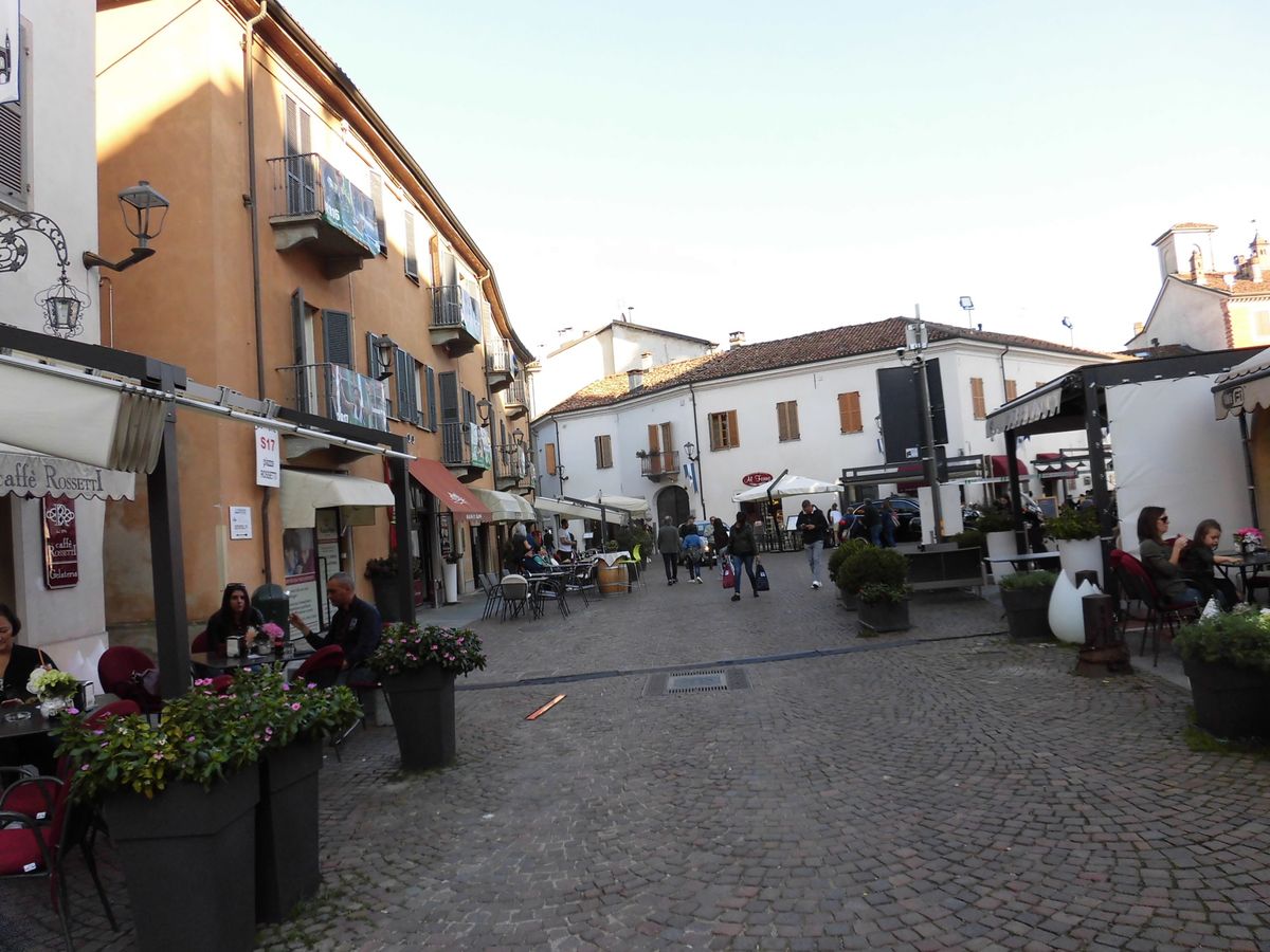 バルバレスコにも寄ってワイナリーでまた飲んだら次はアルバのトリュフ祭りです...