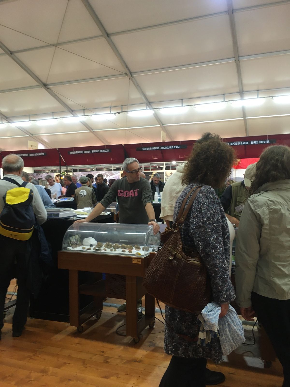 バルバレスコにも寄ってワイナリーでまた飲んだら次はアルバのトリュフ祭りです...