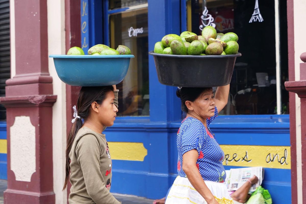 サンサルバドルのマーケットの人々