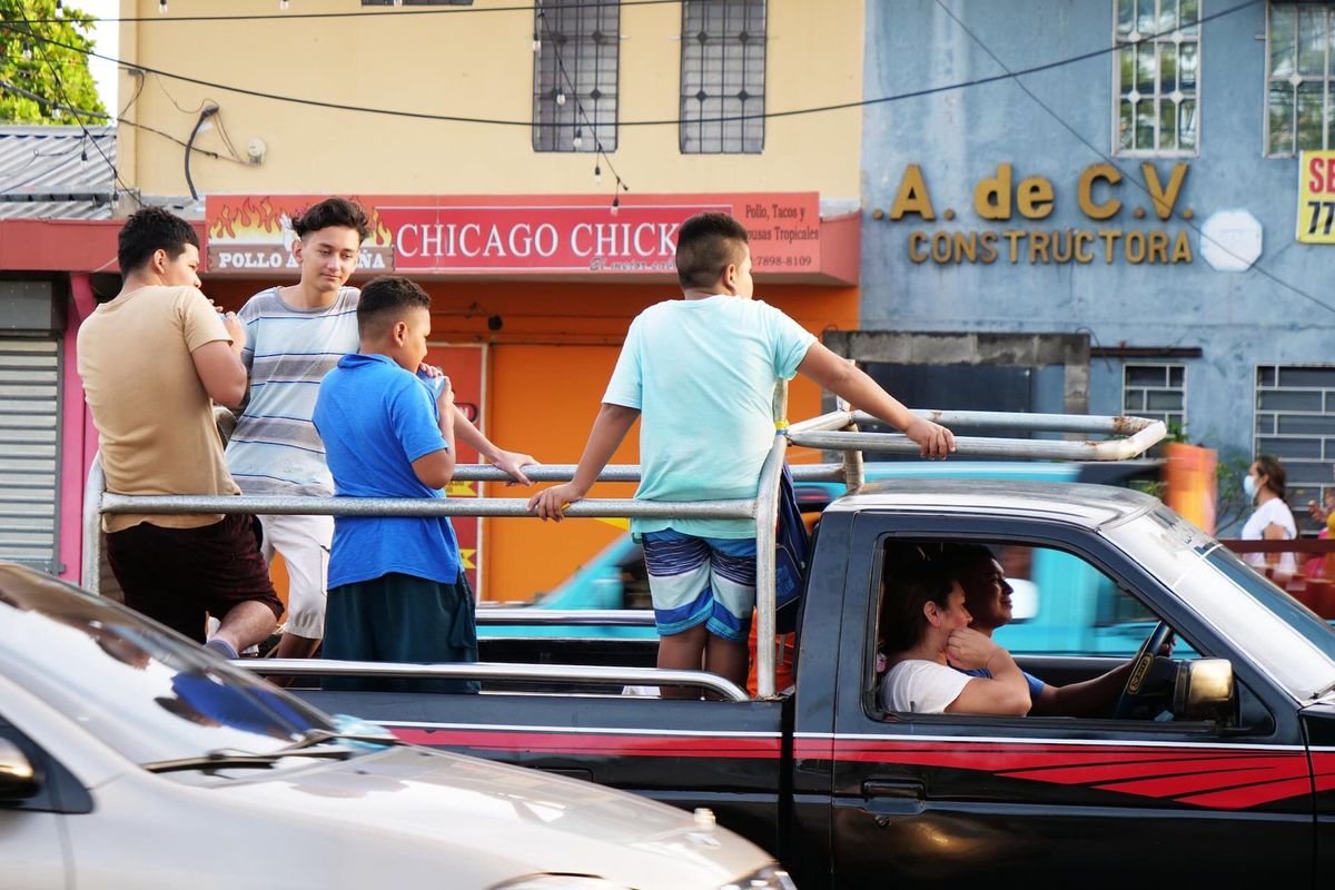 サンミゲル火山と町