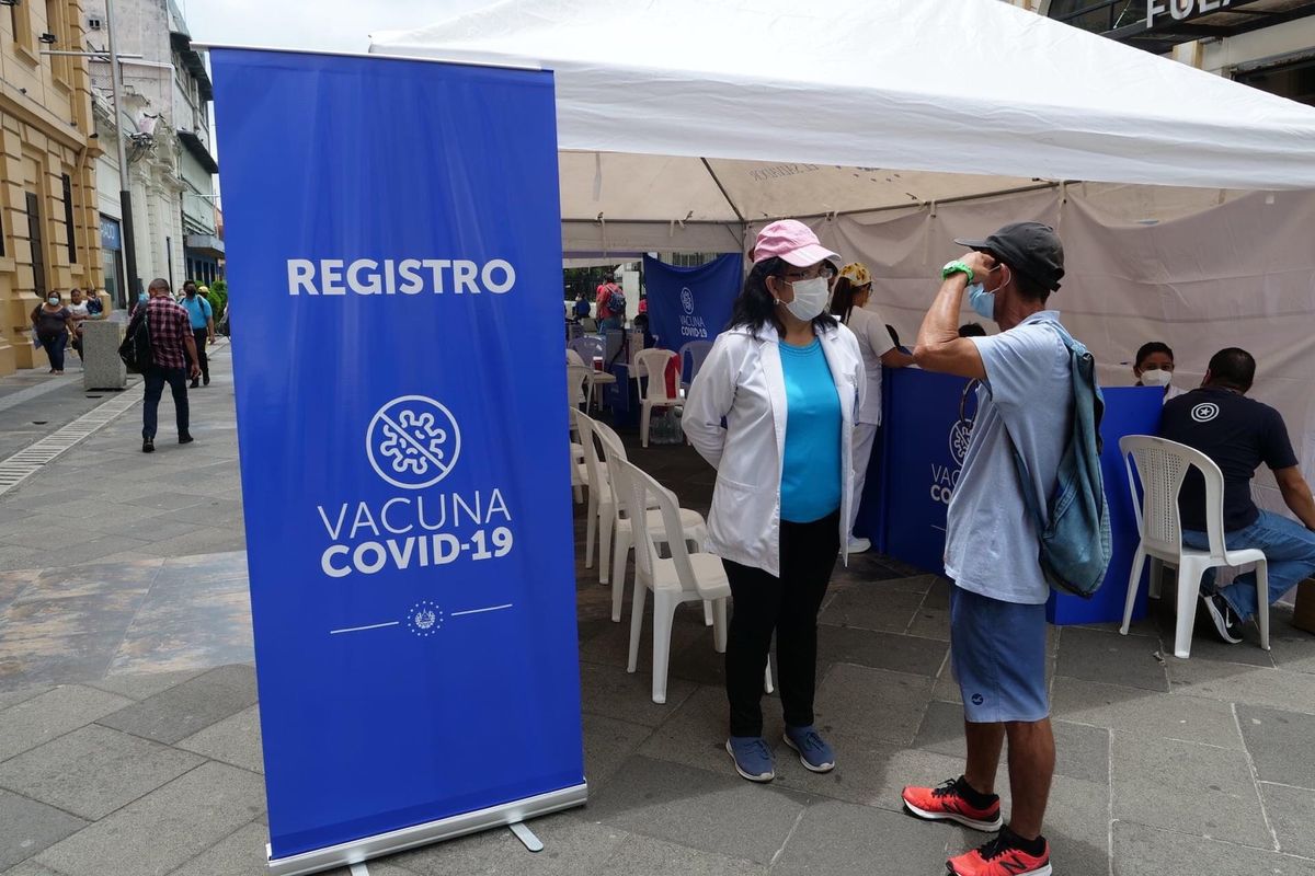 サンサルバドル旧市街広場の横。ワクチン接種会場もあった