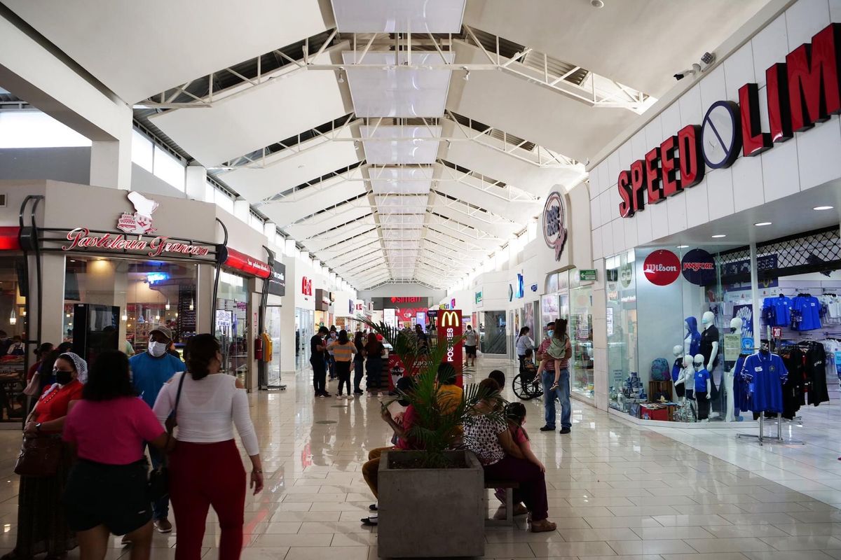 サンミゲル火山と町