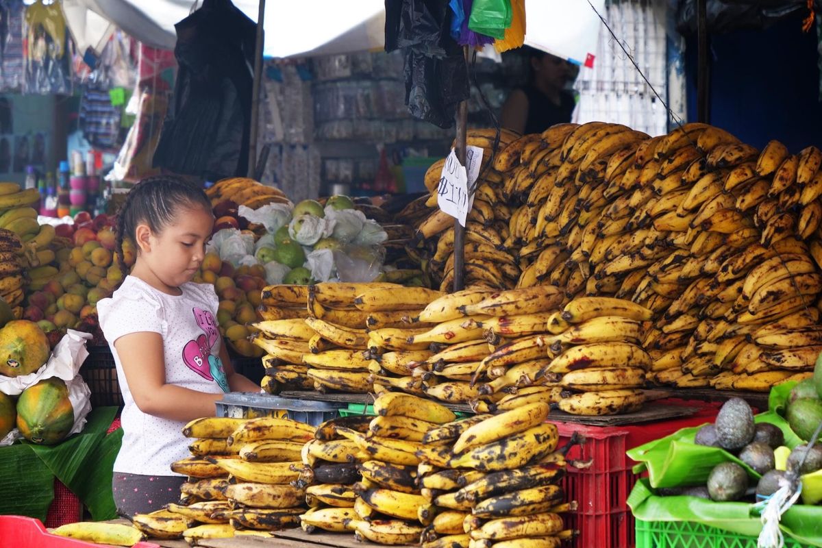 サンサルバドルのマーケットの人々