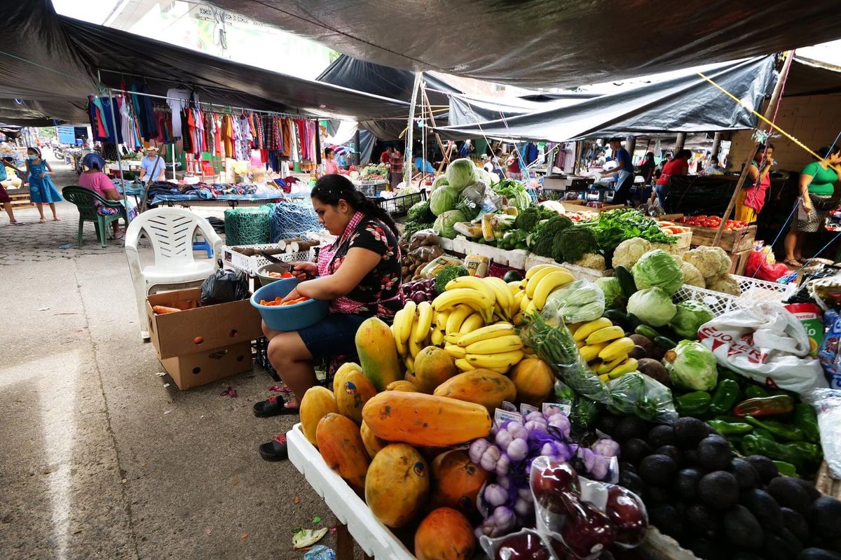 アナモロスの町の市場