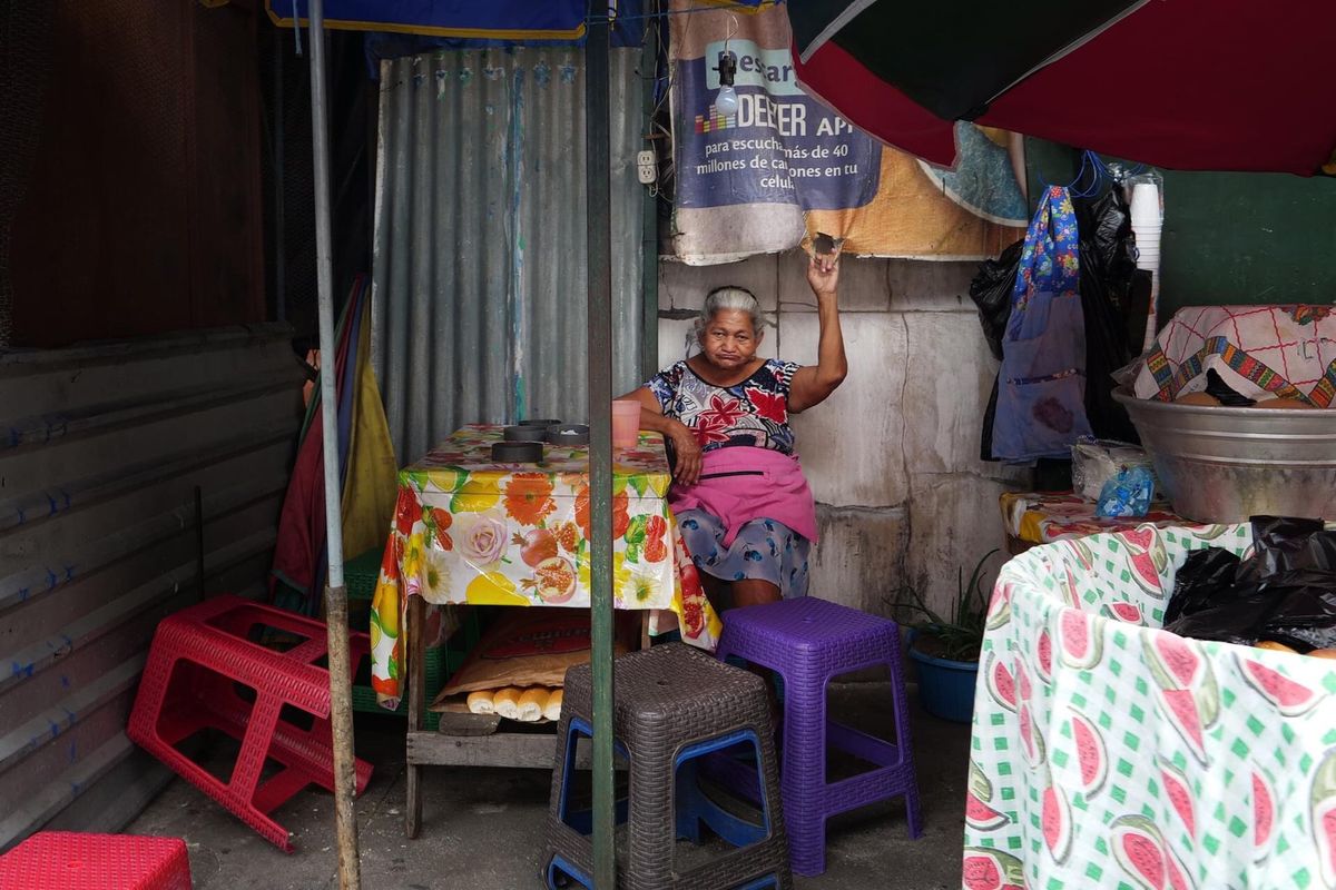 サンサルバドルのマーケットの人々2