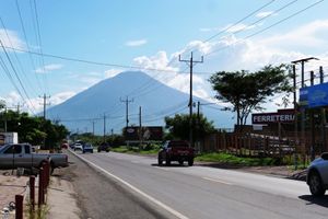 サンミゲル火山と町