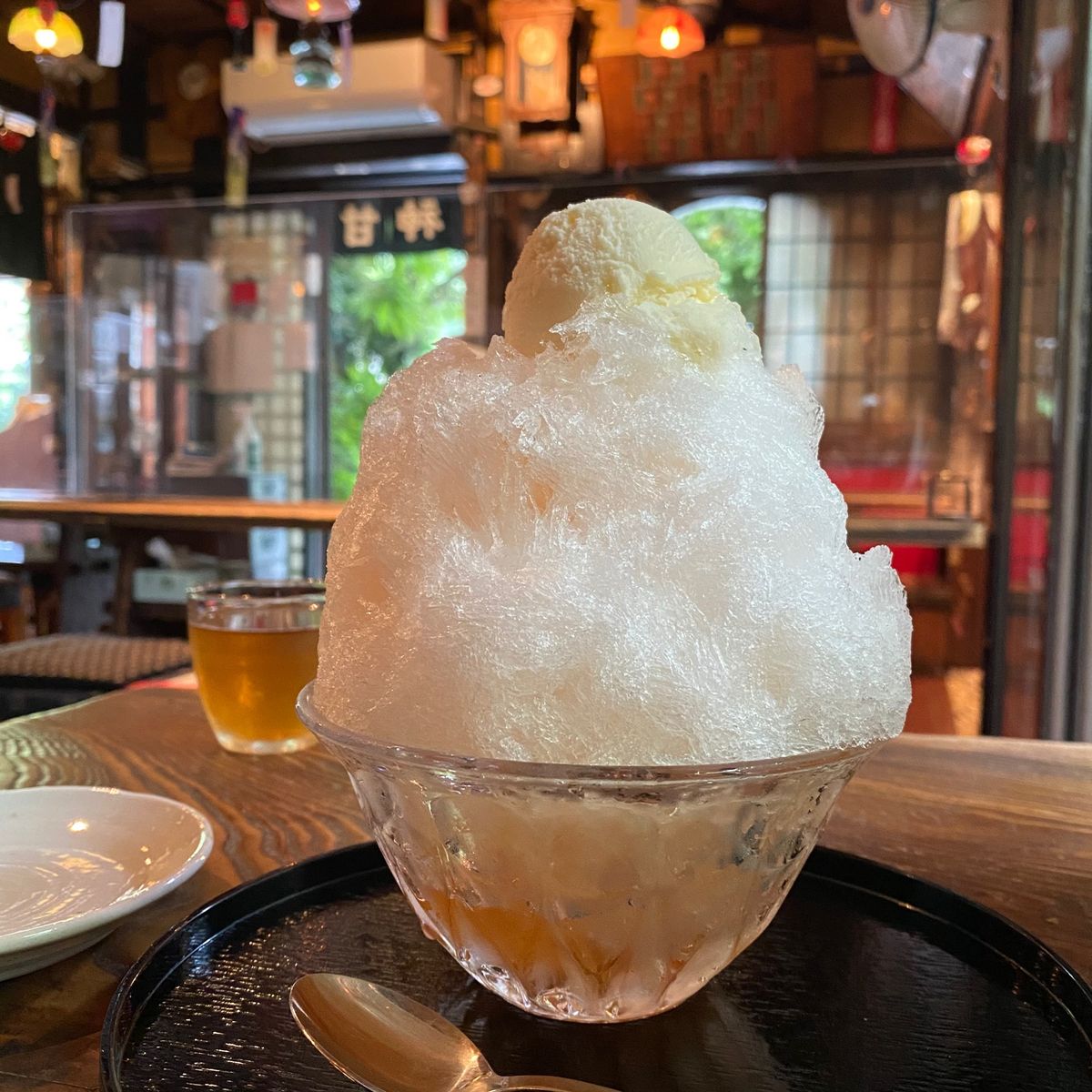 甘酒屋の老舗天野屋さんでかき氷。ノスタルジックな店内で居心地がよいです