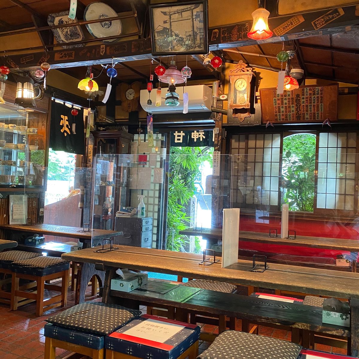 甘酒屋の老舗天野屋さんでかき氷。ノスタルジックな店内で居心地がよいです