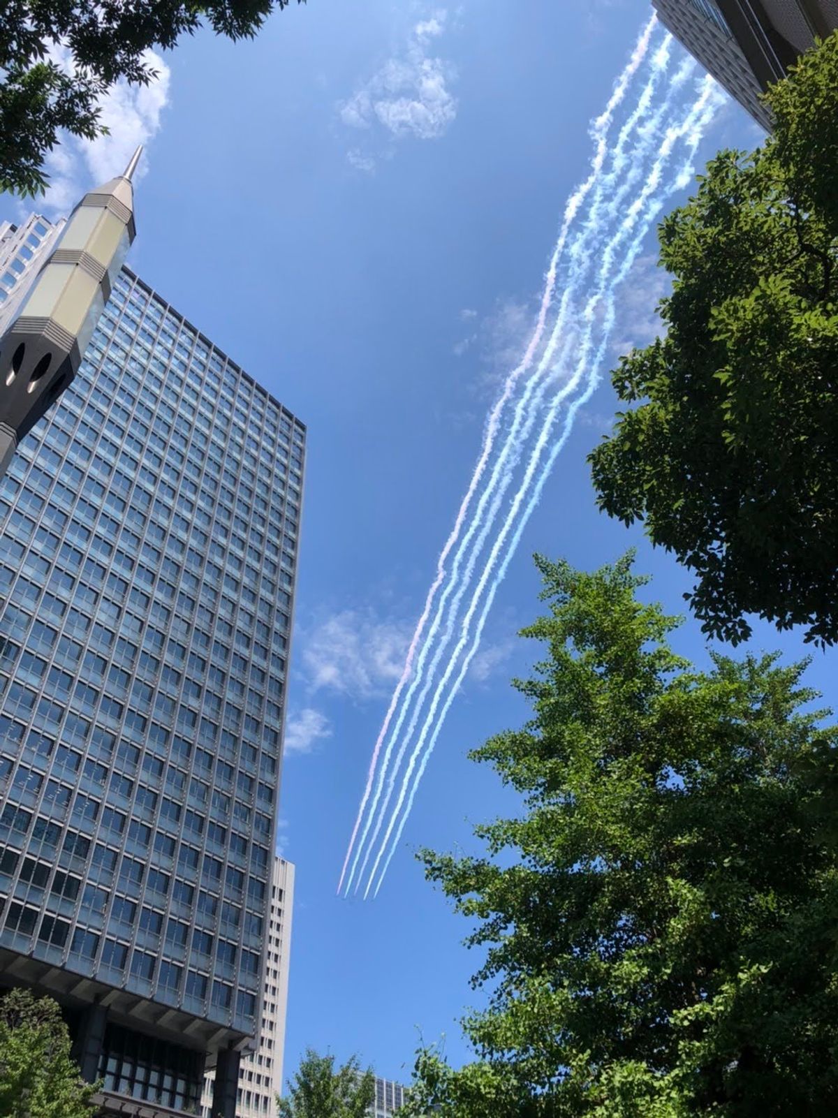 日本橋の五輪オブジェ。
ブルーインパルス。
五輪カラーにライトアップされた...
