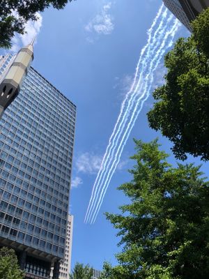 日本橋の五輪オブジェ。
ブルーインパルス。
五輪カラーにライトアップされた...