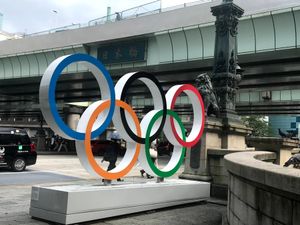 日本橋の五輪オブジェ。
ブルーインパルス。
五輪カラーにライトアップされた...
