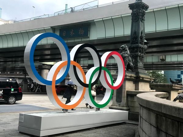 日本・東京都「TOKYO2020」の写真：日本橋の五輪オブジェ。
ブルーインパルス...