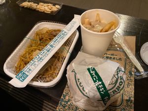 市場でカニとウニを買ってホテルで夜ご飯
カニは足がかけた物を安く購入！
お...