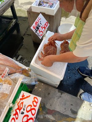 市場でカニとウニを買ってホテルで夜ご飯
カニは足がかけた物を安く購入！
お...