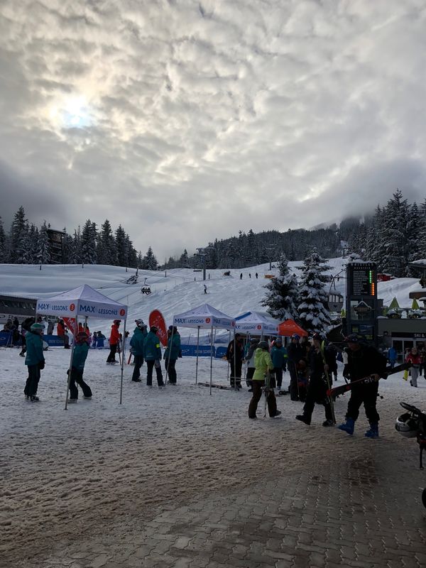 カナダ「ホームステイ行ってる息子に会いに行きながらのカナダ🇨🇦家族旅行」の写真：ウィスラー⛷来ちゃったよ〜大きいスキー場でし...