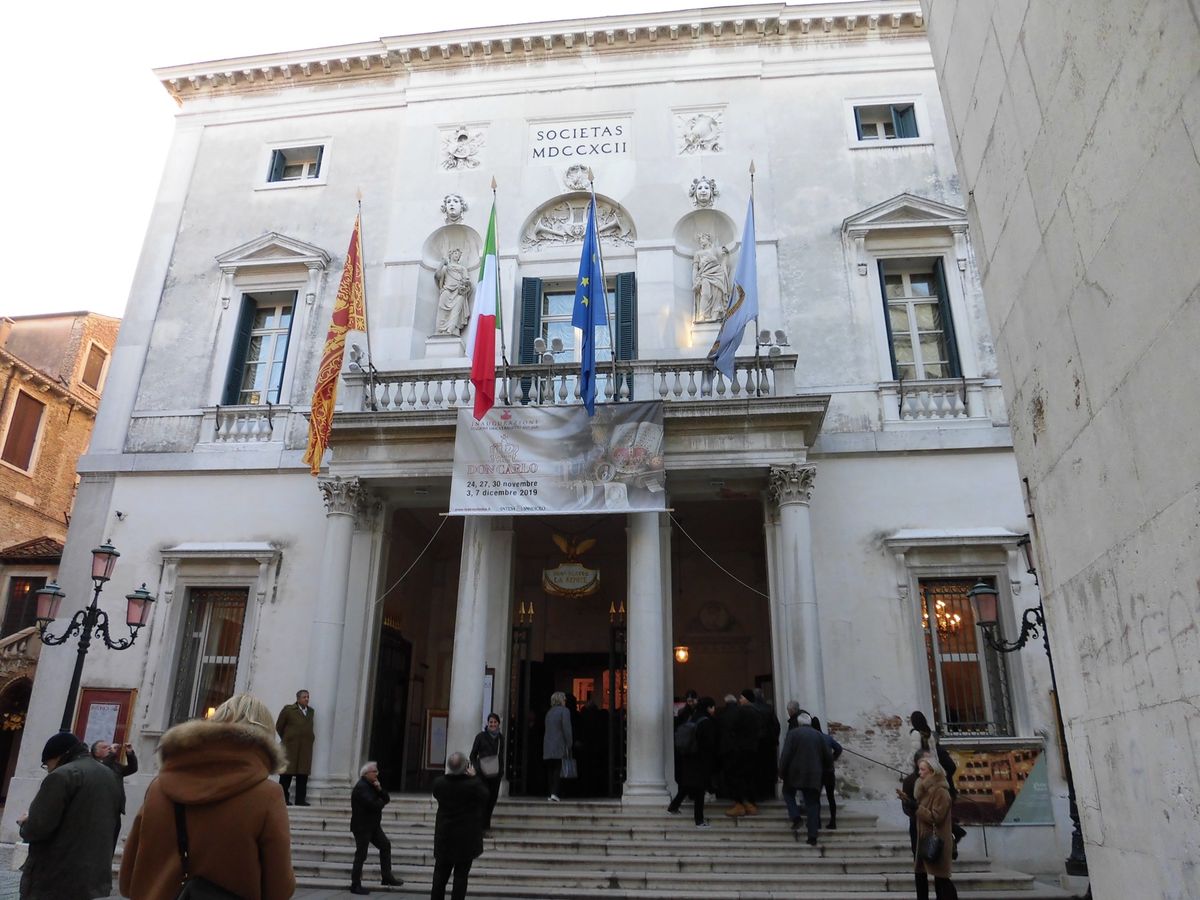 フェニーチェ劇場にオペラを見に弾丸で行ったときの写真です。記録的アックアア...