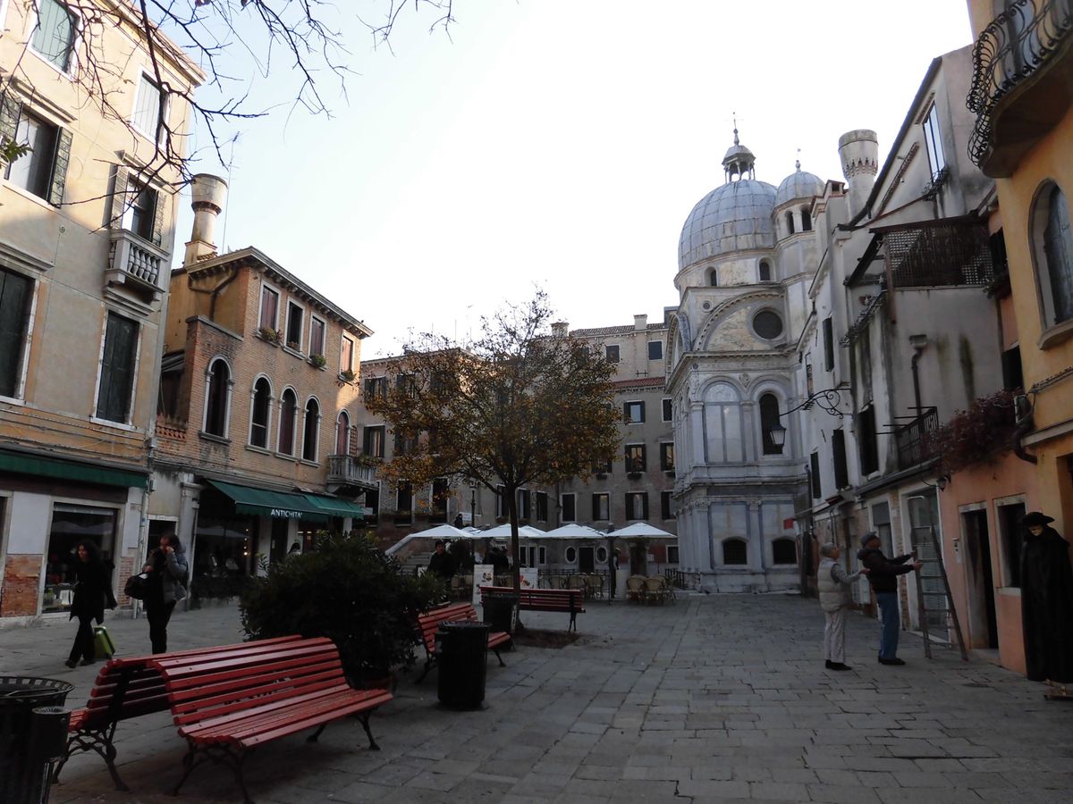 ヴェネツィア散策中　寒かったー。暖かいジェノヴァとは大違い。
順に言わずと...