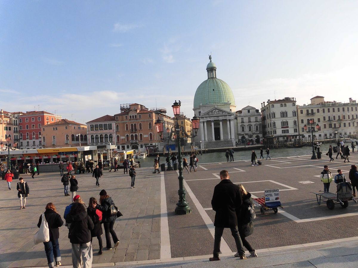 フェニーチェ劇場にオペラを見に弾丸で行ったときの写真です。記録的アックアア...