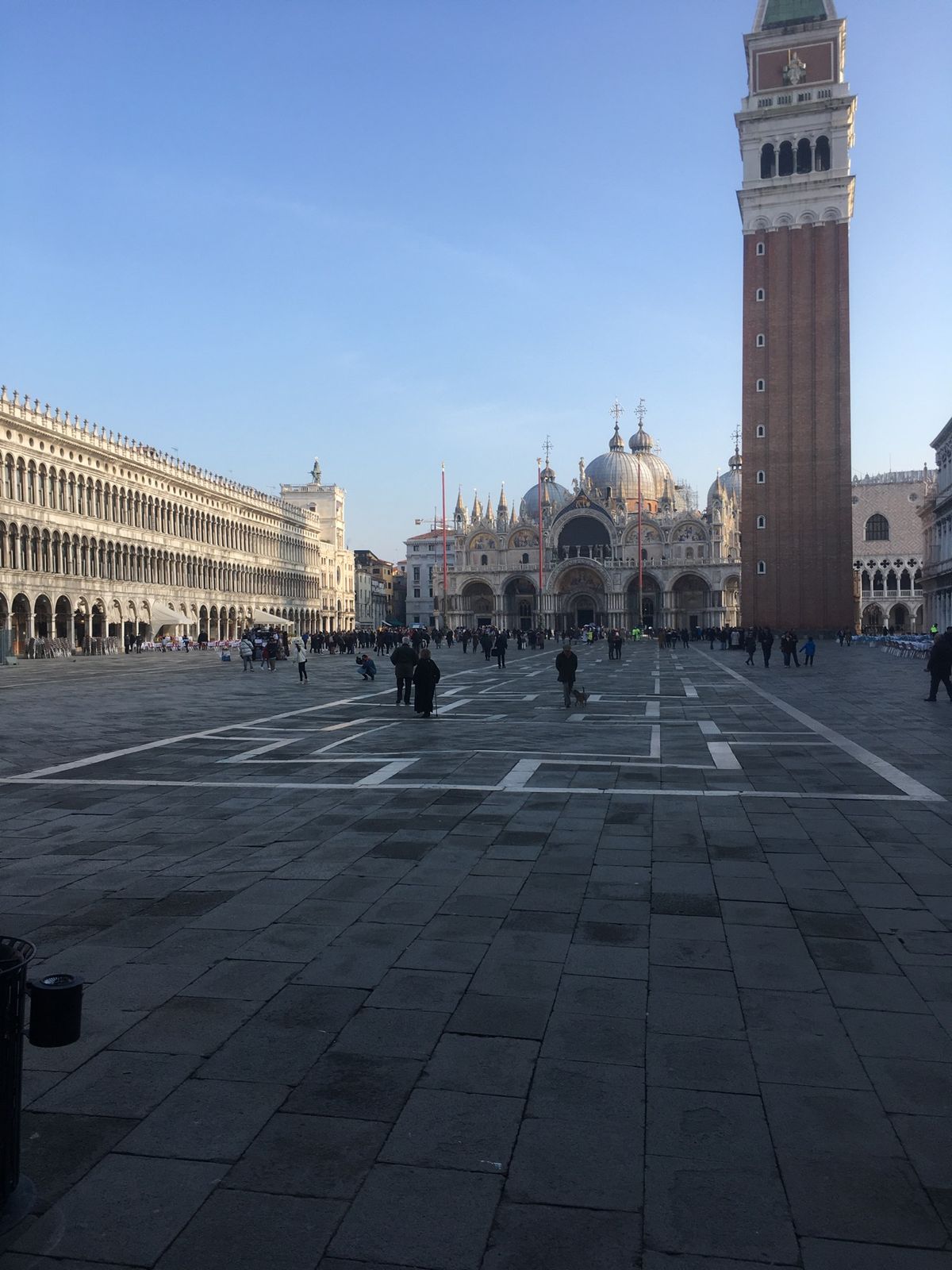 ヴェネツィア散策中　寒かったー。暖かいジェノヴァとは大違い。
順に言わずと...