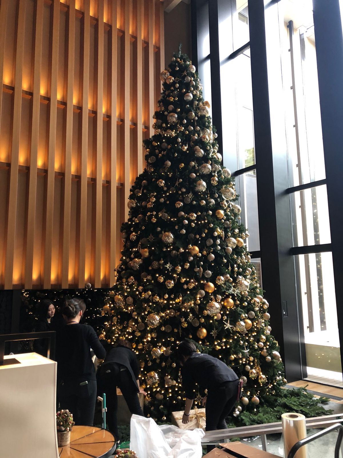 ホテルはクリスマスデコレーションしてました。